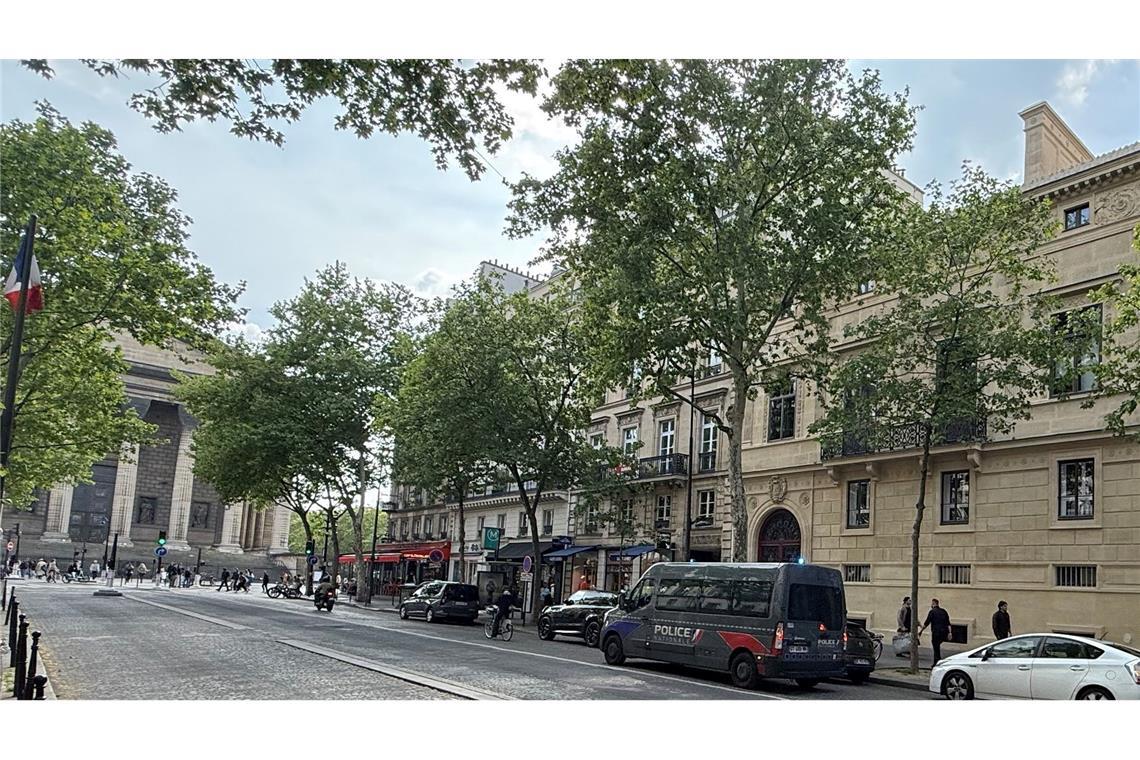 Prozess um Raubüberfall auf Kim Kardashian in Paris begonnen Wegen des Raubüberfalls auf Kardashian stehen nun neun Männer und eine Frau vor Gericht.