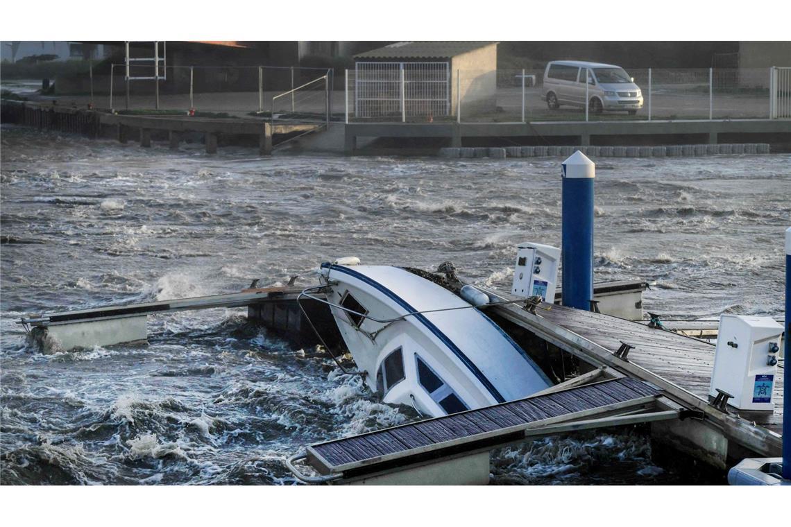 Wegen des Sturms "Nils" gilt in fünf französischen Départements derzeit die höchste Unwetterwarnstufe Rot.