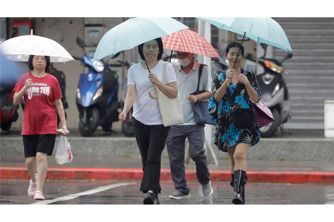 Taifun "Danas" trifft Taiwan – Tote und Hunderte Verletzte Wegen des Taifuns wurden in Taiwan zahlreiche Flüge gestrichen und Geschäfte blieben geschlossen.