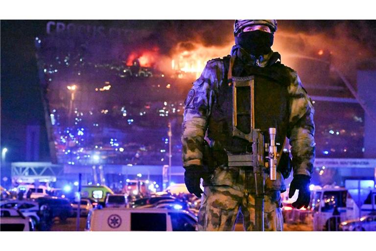 Wegen des Terroranschlags auf eine Konzerthalle in Moskau stehen vier mutmaßliche Hauptattentäter und viele Komplizen vor Gericht. (Archivbild)