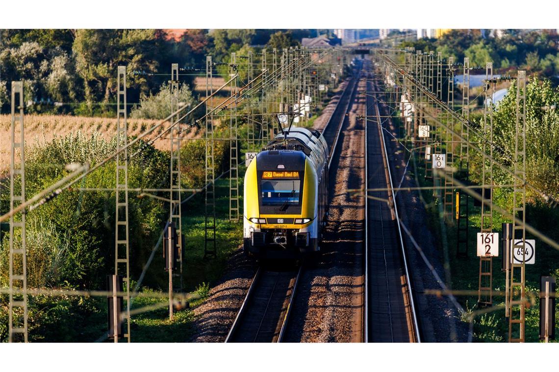 Rheintalbahn bei Freiburg nach Sperrung wieder offen Wegen einer beschädigten Oberleitung war die Rheintalbahnstrecke gesperrt (Symbolbild)