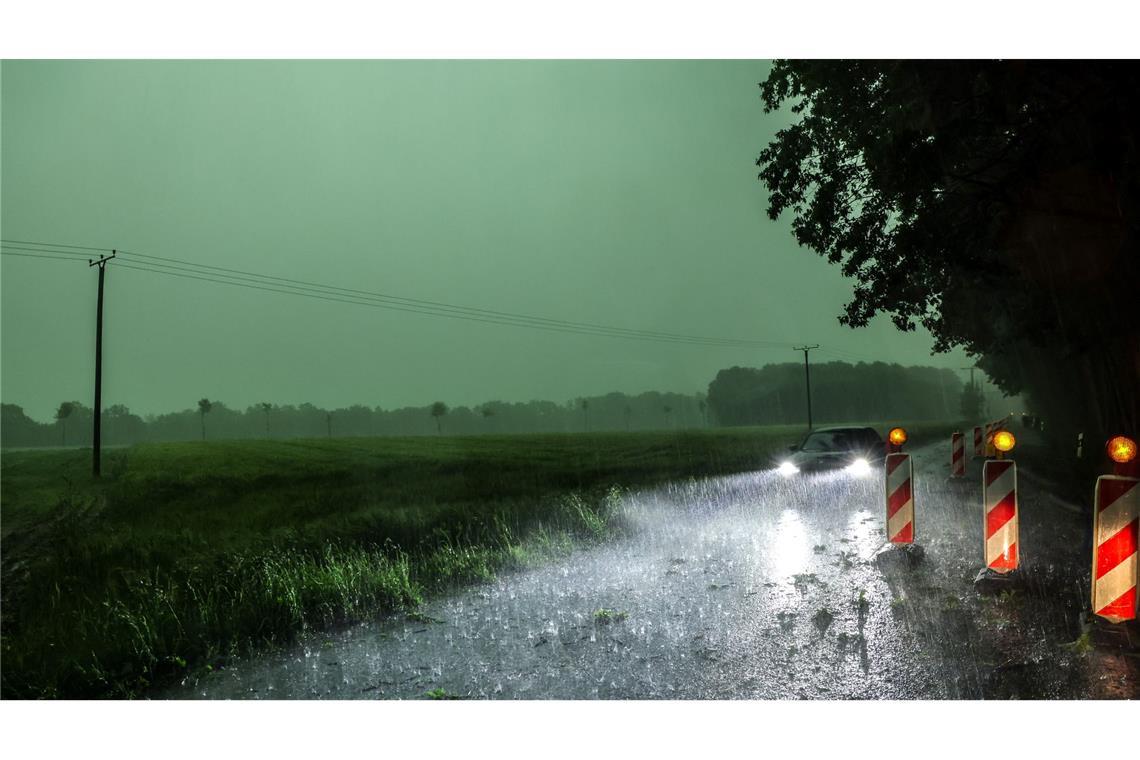 Wegen einer Gewitterfront gelten Unwetterwarnungen im Westen Deutschlands.