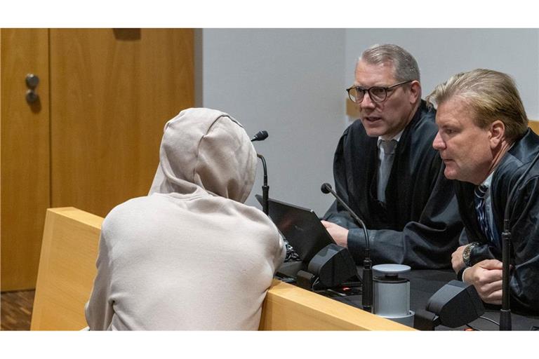 Wegen eines Mordes an einer Mutter mit drei Kindern ist ein 30 Jahre alter Mann, hier mit seinen beiden Verteidigern, zu einer lebenslangen Gefängnisstrafe verurteilt worden.