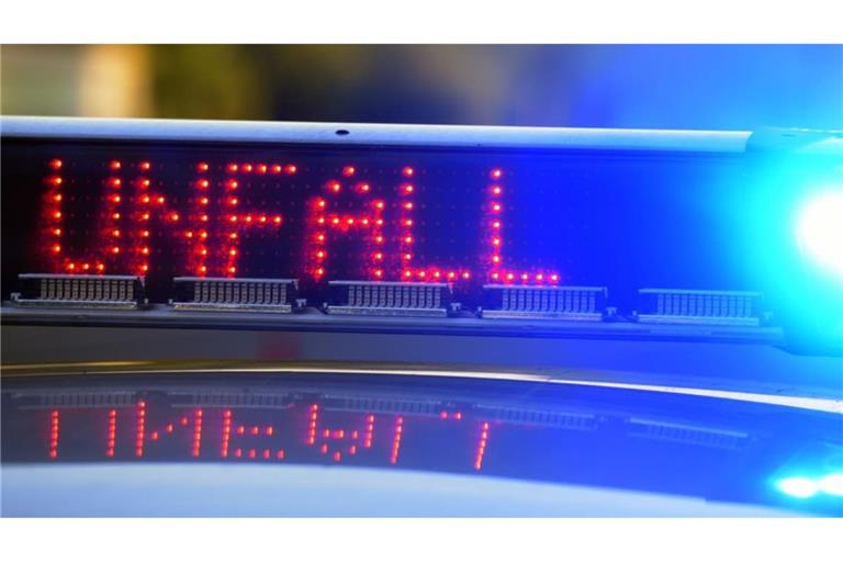 Wegen eines umgekippten Lastwagens ist die Autobahn 6 bei Heilbronn voll gesperrt. (Symbolbild)