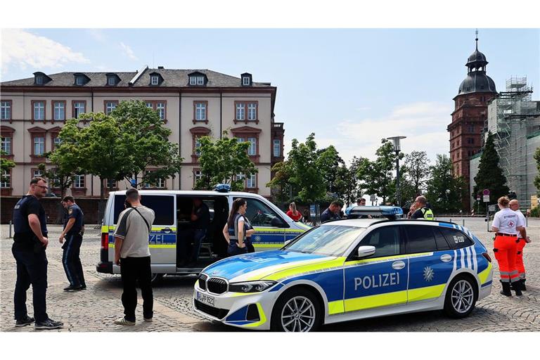 Wegen Hinweisen auf einen mit einem Messer bewaffneten Mann hat die Polizei ein Gebäude des Gymnasiums geräumt.