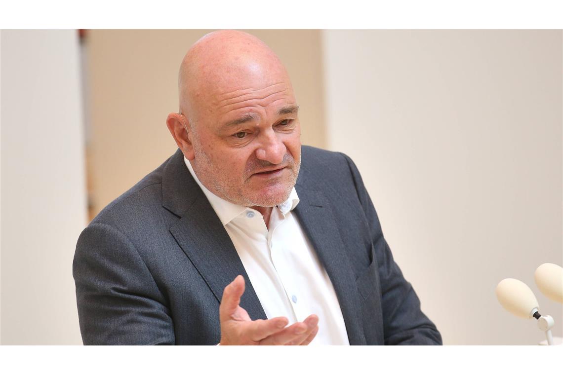 Wegen interner Streitigkeiten innerhalb des BSW sieht Brandenburgs Finanzminister Robert Crumbach die Koalition mit der SPD in einer schwierigen Situation.