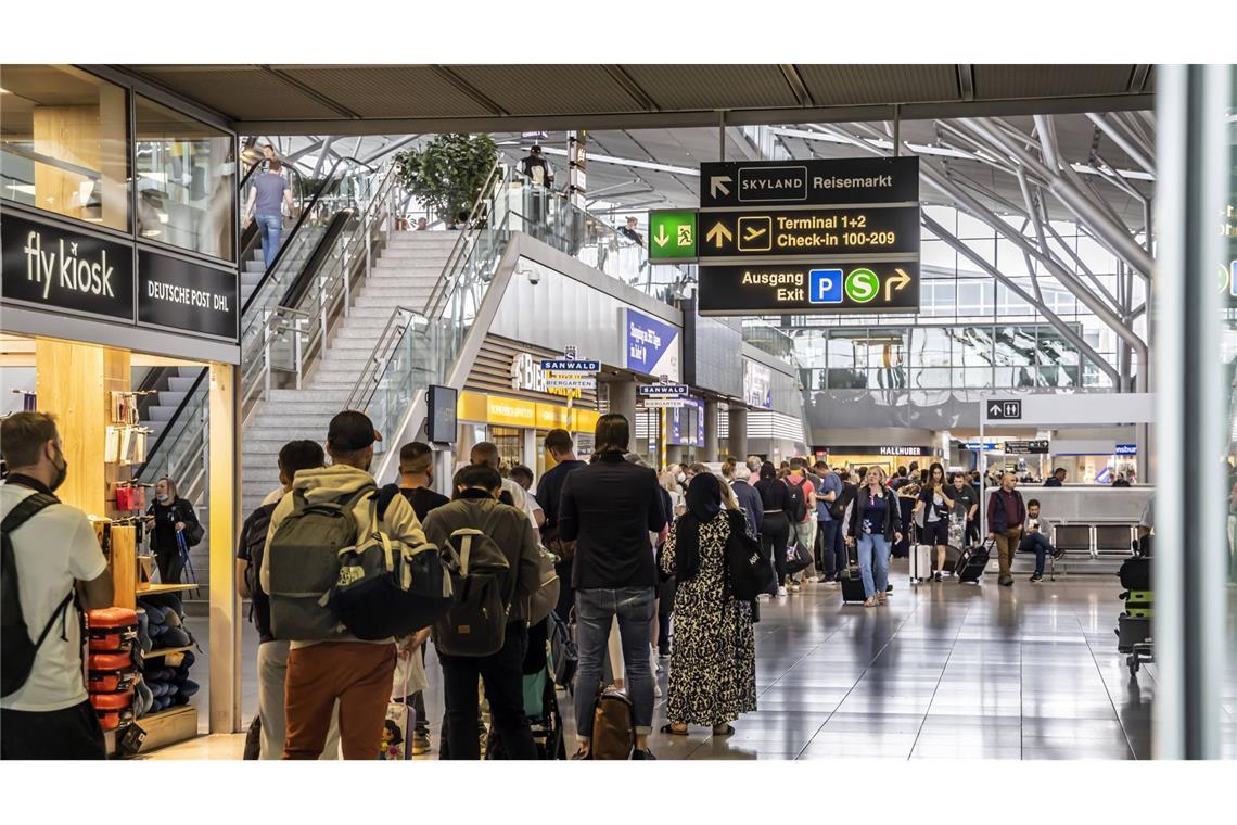 Wegen langer Wartezeiten haben einige Passagiere bereits ihren Flug verpasst. (Symbolbild)