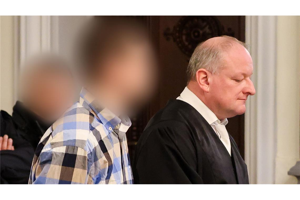 Drei Verwandte mit Axt erschlagen - 28-Jähriger vor Gericht Wegen Mordes an seiner Mutter und Großeltern angeklagt: Ein 28-Jähriger steht in Zwickau vor Gericht.