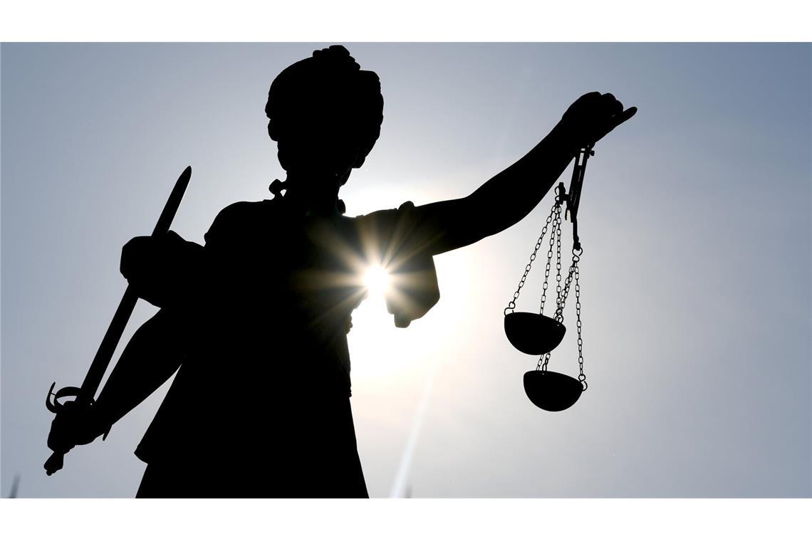 Mehr als zwölf Jahre Haft für Jugendtrainer wegen Vergewaltigung Wegen Vergewaltigung und Herstellung von Kinderpronografie wurde ein ehemaliger Jugendtrainer zu zwölf Jahren und drei Monaten Haft verurteilt. (Symbolbild)