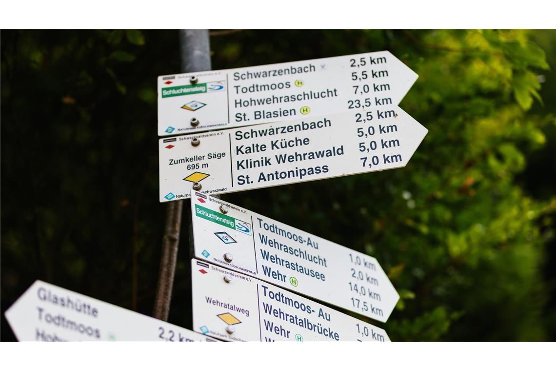 Wegweiser markieren den Schluchtensteig und nennen dabei auch andere Ziele. Die damals 26-jährige Scarlett Salice wird seit dem September 2020 vermisst, sie war von einer Wanderung entlang des Schluchtensteigs nahe Todtmoos nicht zurückgekehrt. (zu dpa: «Suche nach Scarlett: Polizei prüft gefundenen Reißverschluss»)