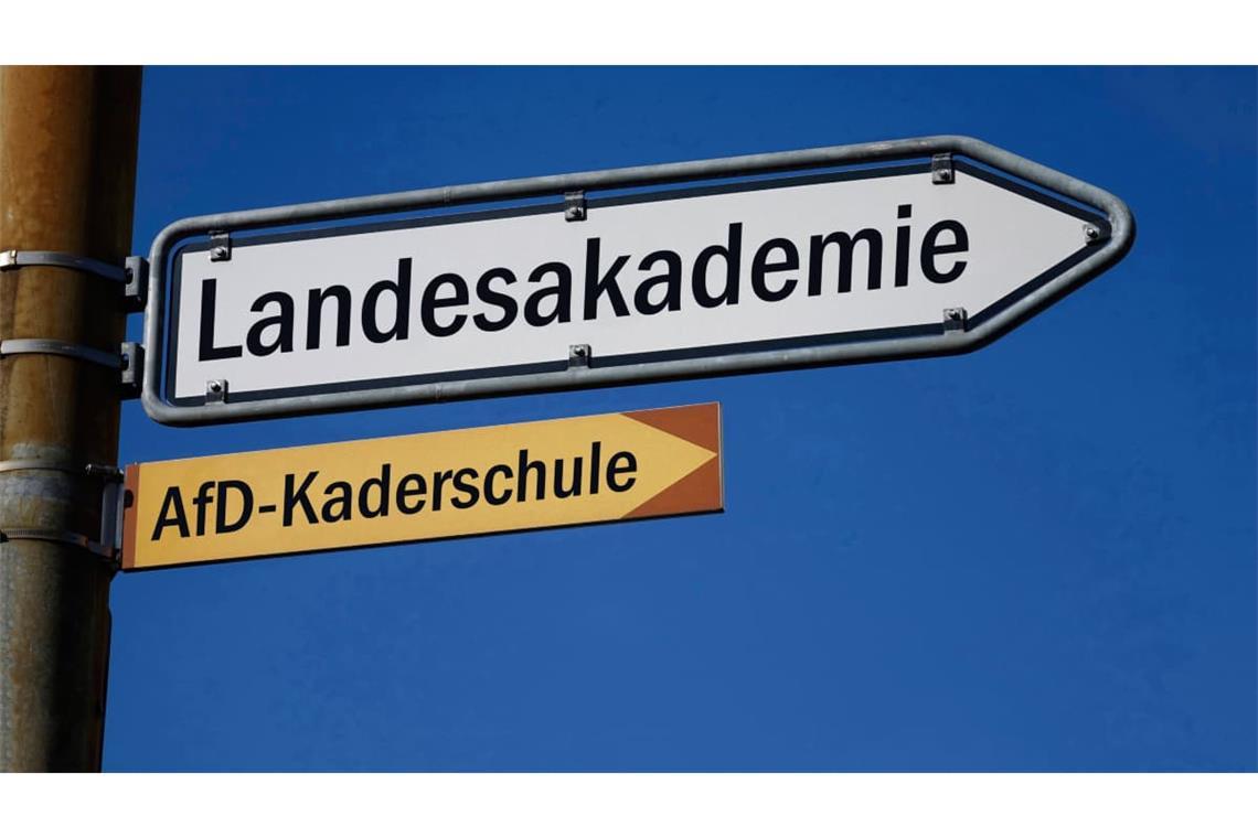Wegweiser zur Landesakademie und AfD-Kaderschule (Fotomontage).