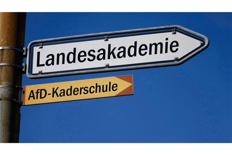Wegweiser zur Landesakademie und AfD-Kaderschule (Fotomontage).