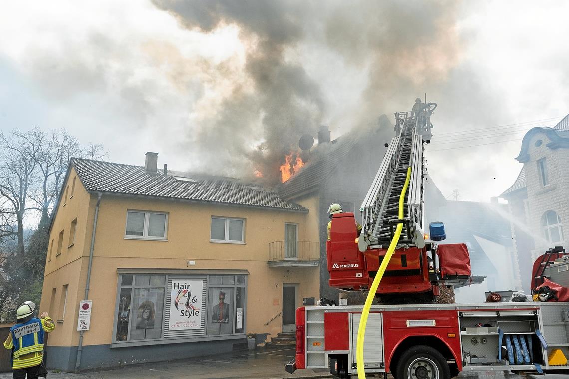Haus nach Feuer nicht mehr bewohnbar Wehrleute von Murrhardt, Sulzbach an der Murr, Backnang und Schwäbisch Hall sowie die Betriebsfeuerwehr von Bosch kämpften mehrere Stunden lang gegen die Flammen. Fotos: J. Fiedler