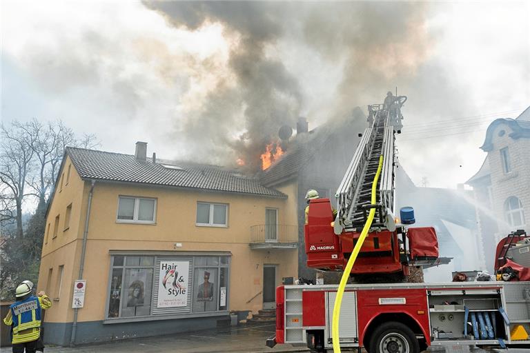 Wehrleute von Murrhardt, Sulzbach an der Murr, Backnang und Schwäbisch Hall sowie die Betriebsfeuerwehr von Bosch kämpften mehrere Stunden lang gegen die Flammen. Fotos: J. Fiedler