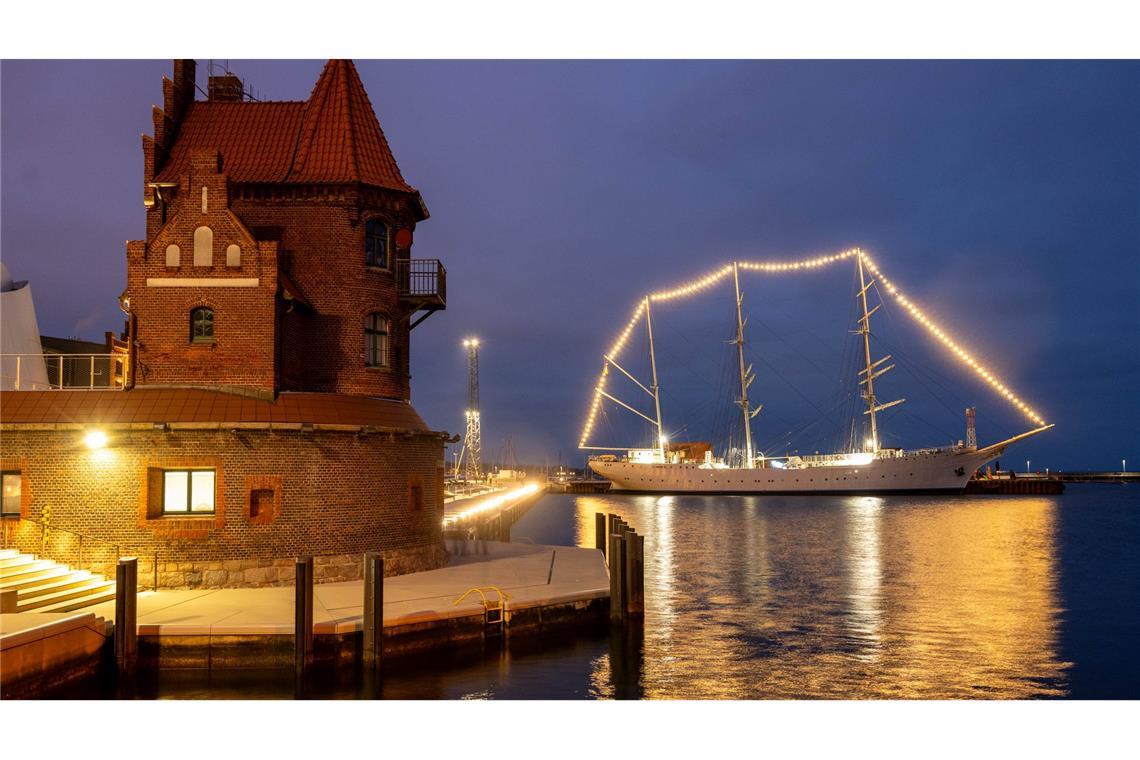 Bilder des Tages Weihnachtlich geschmückt: Die "Gorch Fock 1" strahlt im Stralsunder Hafen mit Lichterkette.