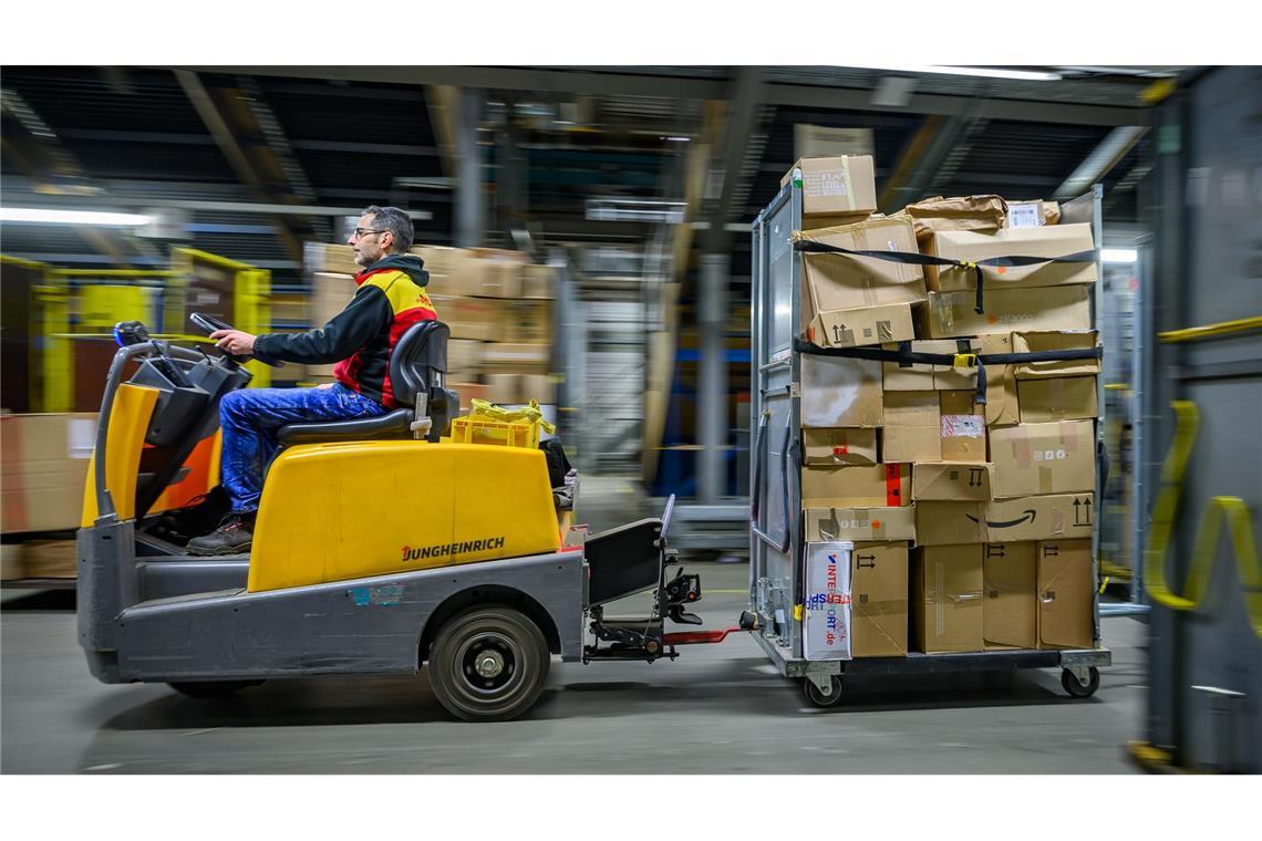 Bilder des Tages Weihnachts-Endspurt: DHL liefert täglich rund eine halbe Million Pakete in Berlin-Brandenburg