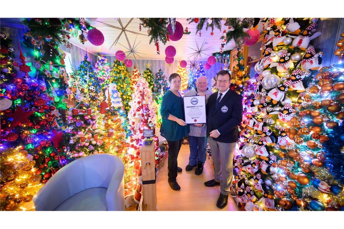 Weltrekordversuch geglückt: 600 Weihnachtsbäume in Wohnung Weihnachtsbäume über Weihnachtsbäume schmücken ein Haus in Niedersachsen (Foto aktuell).