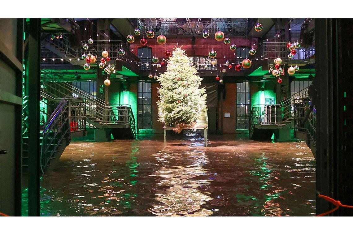 Bilder des Tages Weihnachtsbaum im Wasser - Hamburger Fischmarkt überflutet