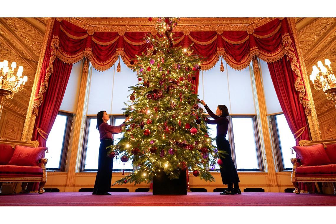 Bilder des Tages Weihnachtsdekoration auf Schloss Windsor: Mitarbeiter des Royal Collection Trust schmücken einen Weihnachtsbaum.