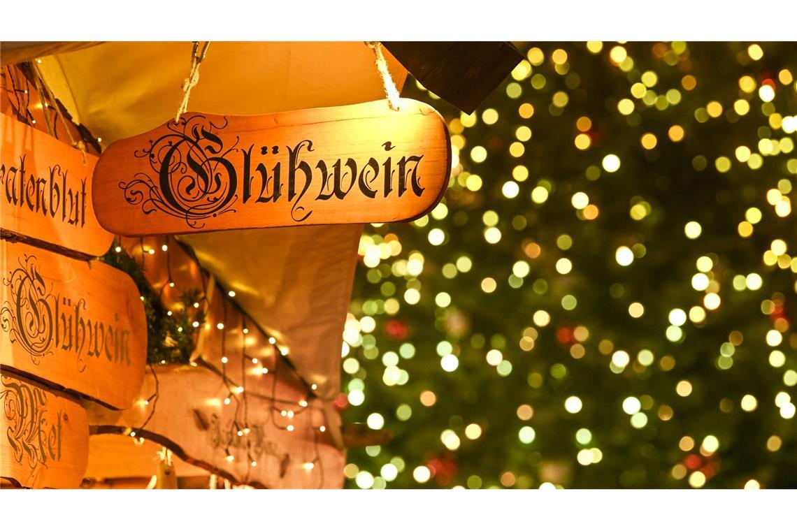 Weihnachtsmarktfans können den ersten Punsch auf einem der Märkte trinken. (Archivbild)