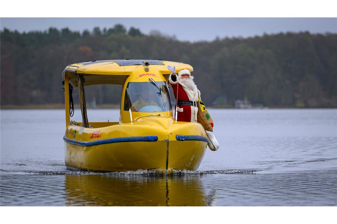 Bilder des Tages Weihnachtspostfiliale Himmelpfort: Der Weihnachtsmann kommt mit einem Solarboot über den Haussee zum Weihnachtspostamt in Himmelpfort.