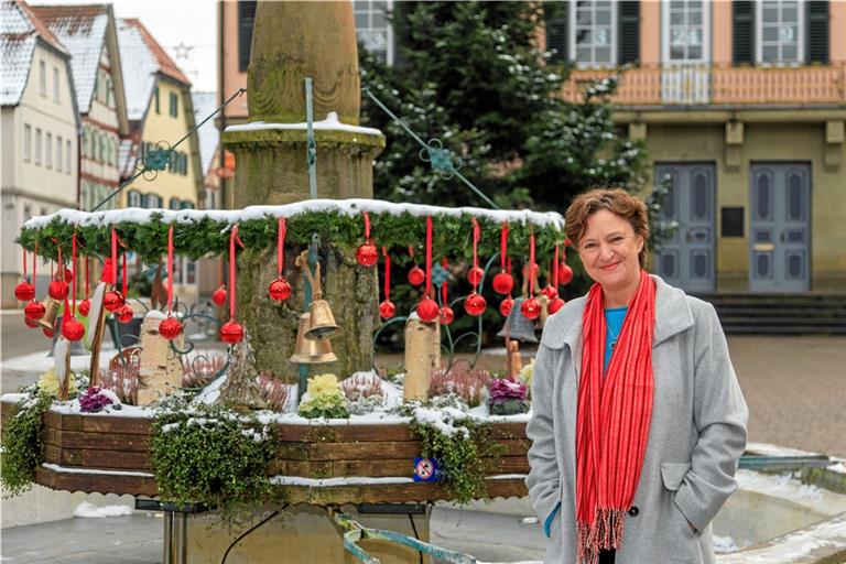 Weihnachtsschmuck, Kerzen, Lichter und winterliche Stimmung gehören für Astrid Fritz wie hier am Murrhardter Marktplatz schon zu einer Wohlfühlatmosphäre rund um das Fest. Besonders zu schätzen gelernt hat sie dies in den Jahren, in denen sie Weihnachten in Chile erlebt hat. Wertvoll findet sie es auch, das Fest ein Stück weit in Richtung Gemeinschaft öffnen zu können. Foto: Stefan Bossow