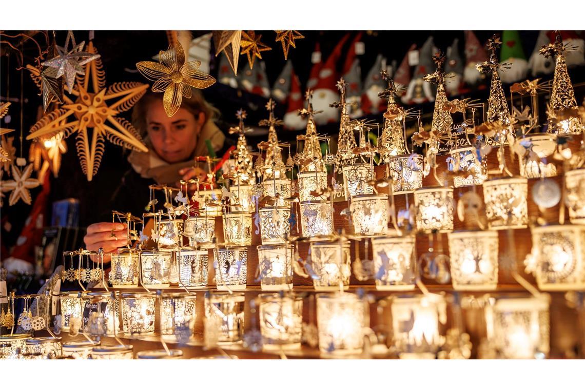 Bilder des Tages Weihnachtsschmuck leuchtet bei der Eröffnung des Nürnberger Christkindlesmarkts.