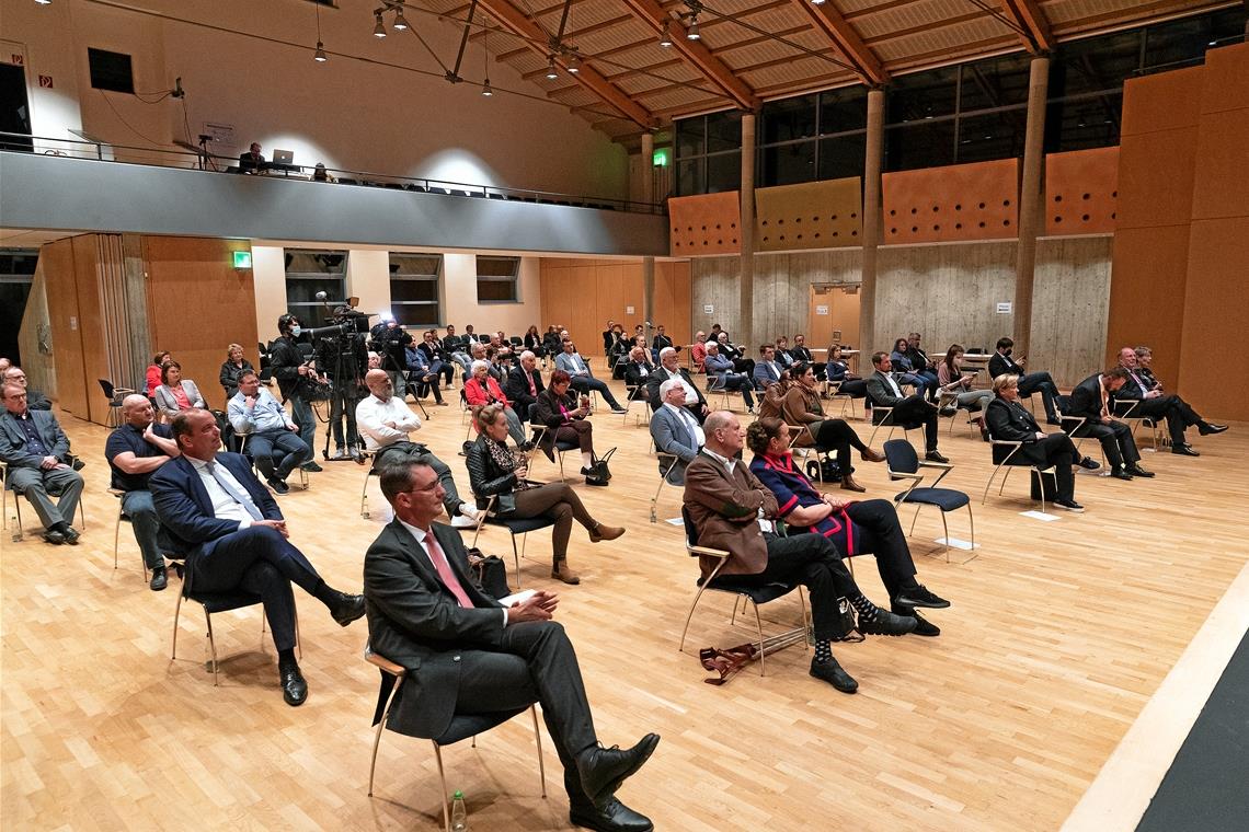 „Wir haben viel zu wenig Frauen“ Weil der CDU-Stadtverband am Abend nur begrenzt Plätze für das Publikum in Coronazeiten bieten konnte, ließ sich die Veranstaltung auch live über Facebook verfolgen. Fotos: J. Fiedler