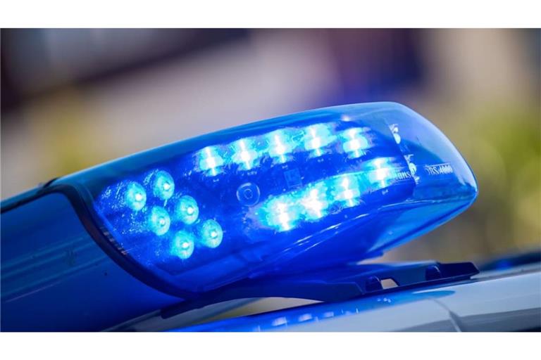Weil der Tatverdächtige weiterhin bewaffnet sein könnte, bittet die Polizei die Bevölkerung, verdächtige Wahrnehmungen zu melden. (Symbolbild)