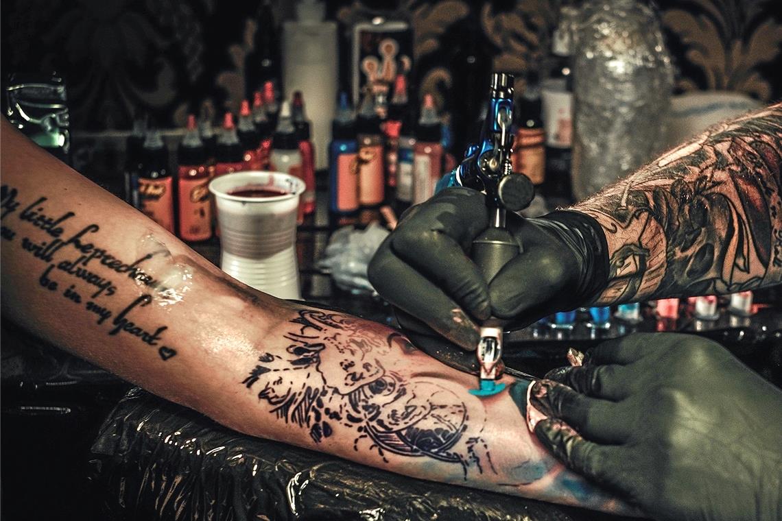 Bunte Tattoos haben vorerst Pause Weil diverse Stoffe und Pigmente EU-weit verboten werden und die Hersteller noch keine Alternativen anbieten, stechen die Tätowierer nach dem Jahreswechsel wohl erst einmal keine Farbtattoos mehr. Foto: Adobe Stock/Nejron Photo