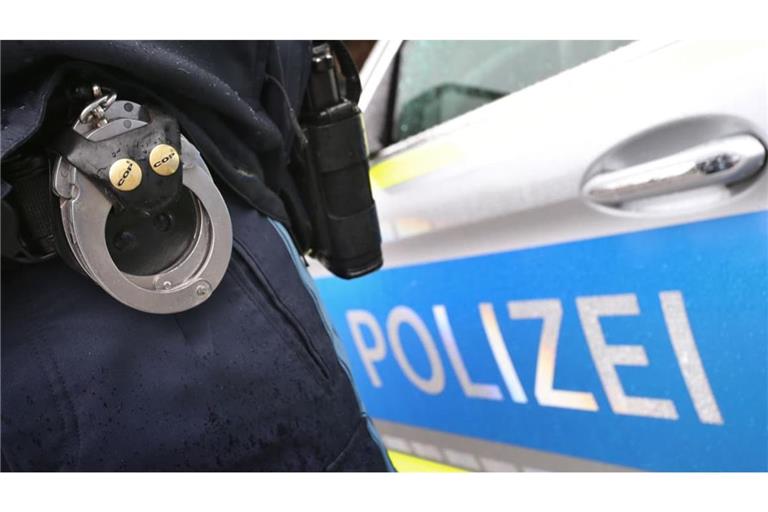 Weil ein 22-Jähriger ohne Führerschein und Drogen unterwegs war, flüchtete er mit seinem Fahrzeug vor der Polizei.