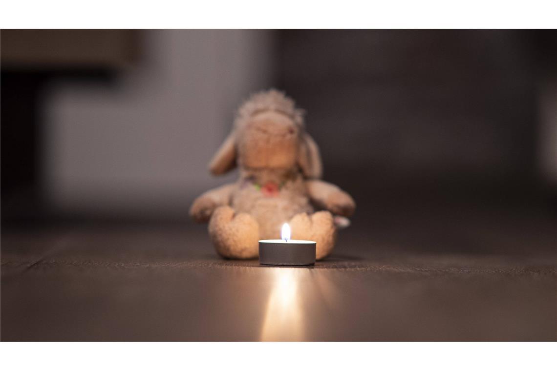 Weil er sein Baby tot geschüttelt hat, ist ein Mann vor dem Landgericht Bonn zu zehn Jahren Haft verurteilt worden. (Symbolbild)