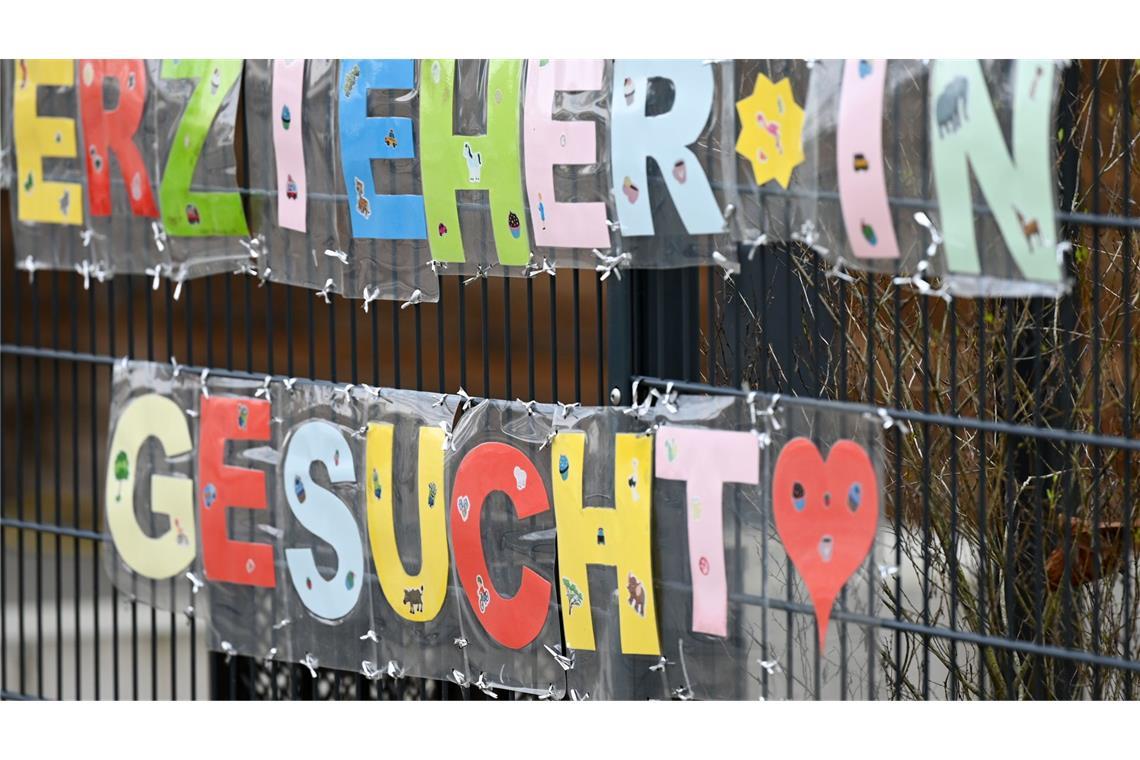 Bundesweite Studie: Anteil der Fachkräfte in Kitas sinkt Weil Erzieherinnen fehlen, werden laut Studie zunehmend Personen ohne formale pädagogische Voraussetzungen eingestellt (Archivbild)