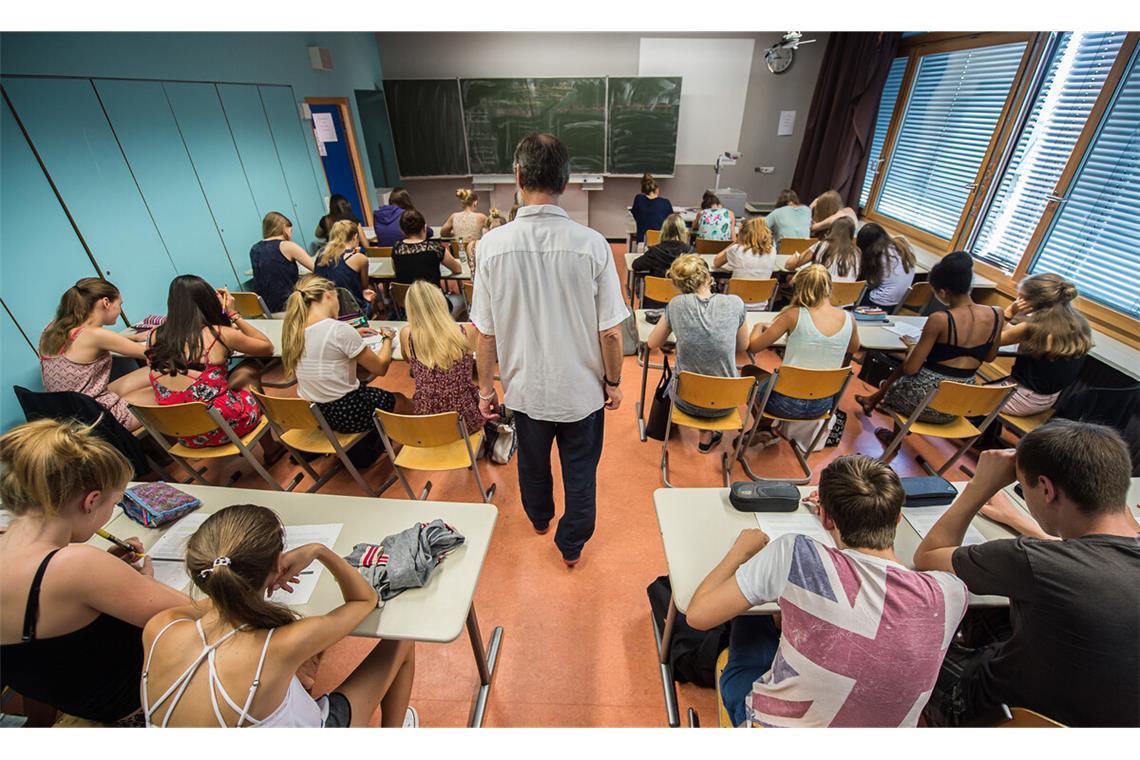 Kommentar: Nicht unbillig, sondern geboten Weil im neuen G9 die Stundenpläne ausgedünnt sind, werden in den nächsten Jahren weniger Lehrer benötigt.