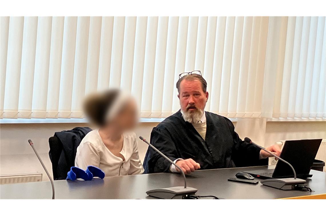 Mutter soll kleiner Tochter Keime injiziert haben Weil sie ihre Tochter über Wochen mit Keimen krank gemacht haben soll, muss sich eine 26-Jährige vor dem Landgericht Heidelberg verantworten und unterhält sich mit ihrem Verteidiger Friedrich Demandt.