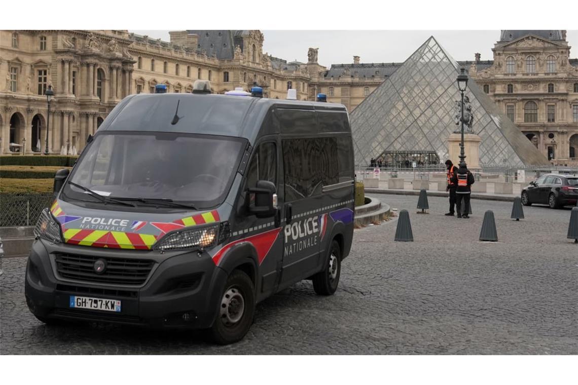 Weil zwei Deutsche kurzerhand eigene Bilder im Louvre aufgehängt haben, hat das Museum sie an die Polizei ausgehändigt. (Symbolbild)