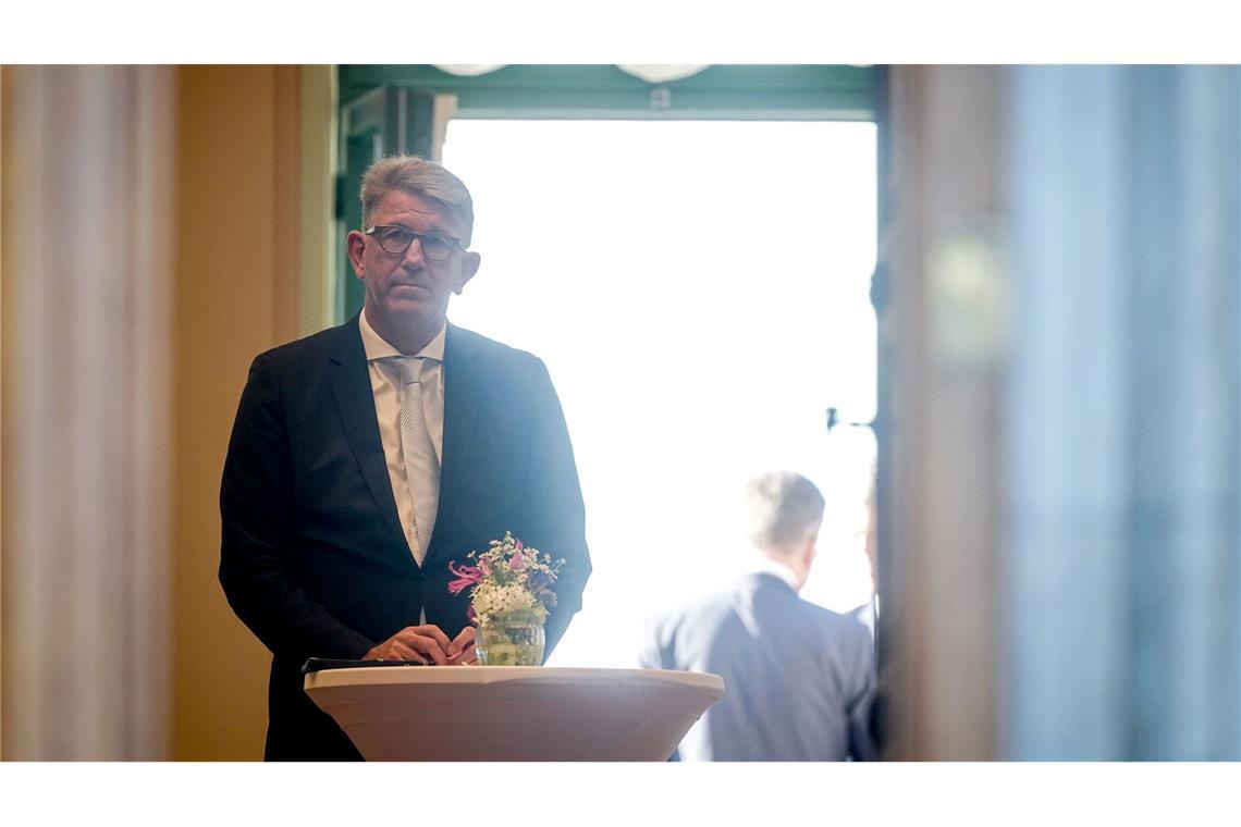 Klausur: Minister in Klinik und Abreise wegen Todesfalls Weimer bei der Klausurtagung kurz vor seiner Abreise.