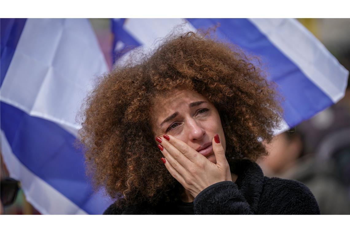 Hamas übergibt tote israelische Geiseln Weinende Frau auf dem Platz der Geiseln in Tel Aviv.