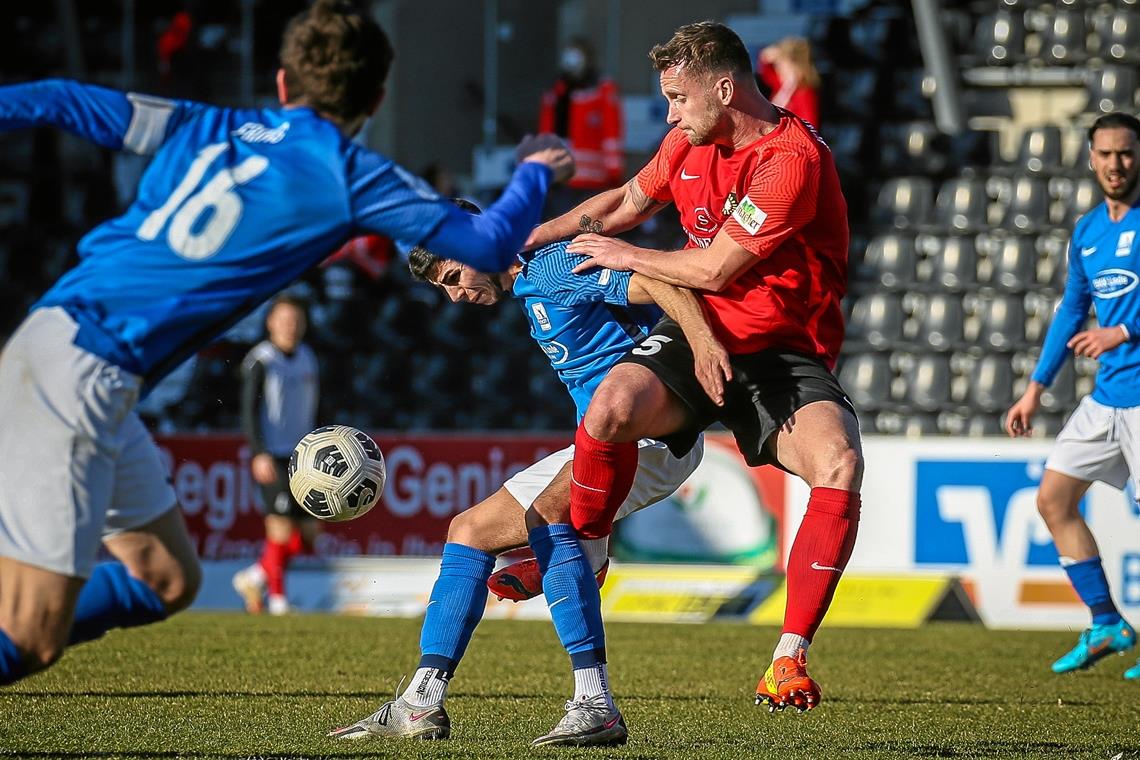Großaspachs Hoffnungsträger hängt in der Warteschleife Weiß noch nicht, ob er im Duell mit Ex-Klub FSV Frankfurt für Aspach am Ball sein kann: Mittelfeldstratege Manuel Konrad (rechts). Foto: A. Becher