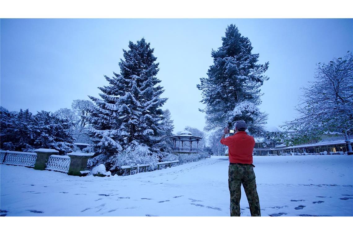 Bilder des Tages Weiße Pracht in Großbritannien: Ein Mann fotografiert den über Nacht gefallenen Schnee in einem Park in Buxton, Derbyshire. In den nächsten Tagen könnten noch bis zu 20 cm Schnee fallen.