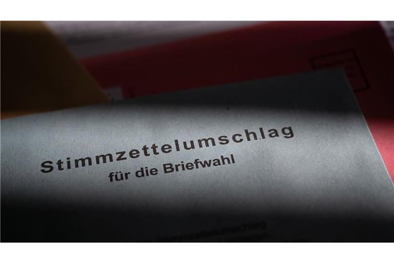 Weißer Umschlag für die Briefwahl in Baden-Württemberg.