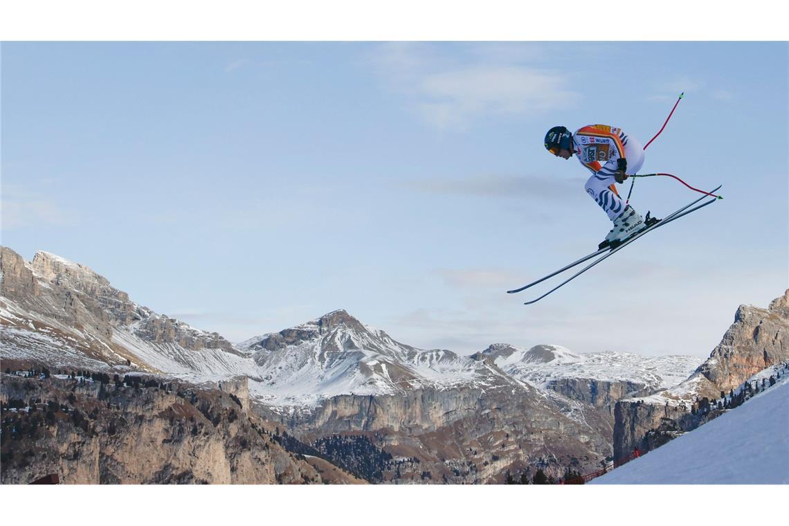 Bilder des Tages Weiter Sprung von Simon Jocher beim Ski alpin Training in Gröden (Italien).