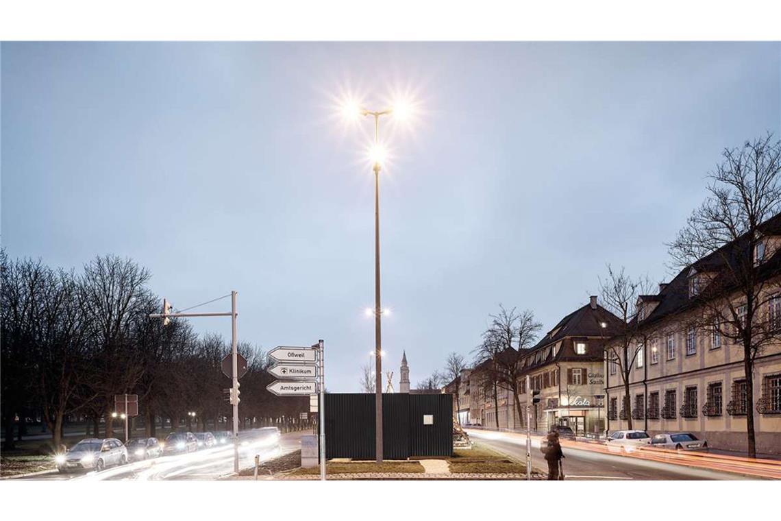Junge Stuttgarter Architekten entwerfen ein Haus fürs ganze Dorf Weitere Arbeiten von Atelier Kaiser Shen. Das schwarze Mikrohofhaus von Atelier Kaiser Shen stand in Ludwigsburg auf einer vom Verkehr umtosten Fläche und ist mit 7,3 Quadratmetern ein veritables Tiny House. Es blieb leider nicht in Ludwigsburg, sondern wurde zum Hersteller in den Schwarzwald zurücktransportiert. Schade, dass sich die Stadt dieses kleine Architekturjuwel nicht gesichert hat. Denn die Architekten haben nicht nur dieses aufsehenerregende Projekt realisiert, . . .