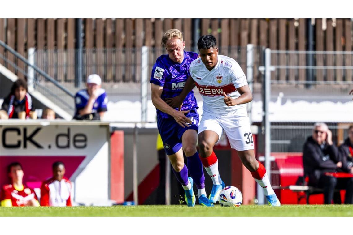 Weiterhin Rückenprobleme plagen Stürmer Jeremy Arevalo (re., hier im Spiel für den VfB II gegen Erzgebirge Aue aus der Vorsaison). Daher konnte der 21-jährige Leihspieler des VfB für seinen neuen Club, den portugiesischen Erstligisten CF Estrela Amadura, bisher nicht auflaufen.