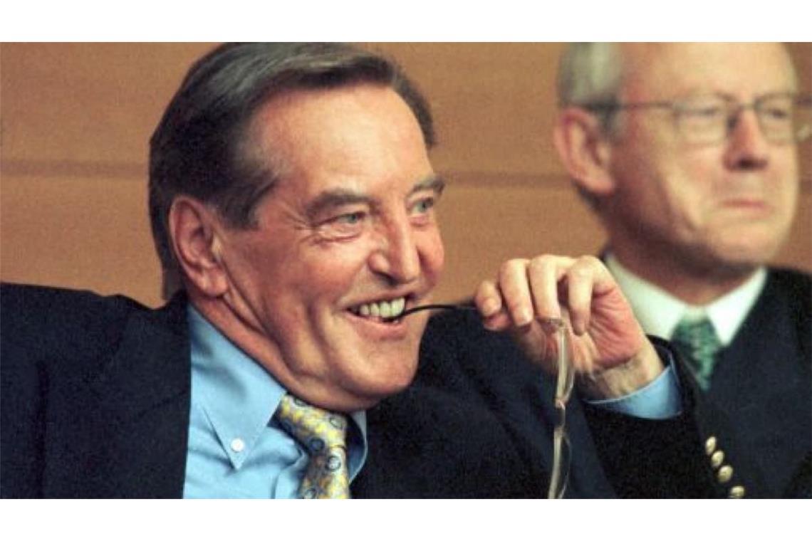 Weitperts Nachfolger Gerhard Mayer-Vorfelder sollte jahrzehntelang polarisieren. 1975 übernahm er und blieb bis 2000 Präsident des VfB, bevor er ab 2001 selbiges Amt für den DFB ausübte. Seine größten sportlichen Erfolge waren die zwei Meisterschaften 1984 und 1992, sowie der Pokalerfolg 1986. Obwohl er von den Medien und Fans für seine Doppelfunktion in der Politik und im Sport sowie für seine Finanzpolitik, die den VfB in die Verschuldung trieb, oft harsch kritisiert wurde, bleibt er als eine der markantesten Persönlichkeiten des deutschen Fußballs in Erinnerung.