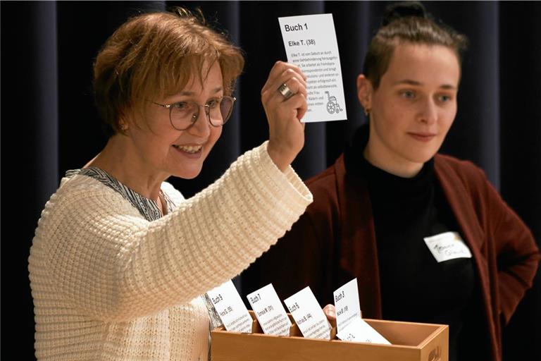 Welche Lebensgeschichte darf es sein? Silke Peter und Jessica Glauch (von links) von der Stadtbücherei Murrhardt stellen die möglichen Gesprächspartnerinnen und -partner vor. Foto: Thorsten Weihrauch