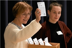 Welche Lebensgeschichte darf es sein? Silke Peter und Jessica Glauch (von links) von der Stadtbücherei Murrhardt stellen die möglichen Gesprächspartnerinnen und -partner vor. Foto: Thorsten Weihrauch