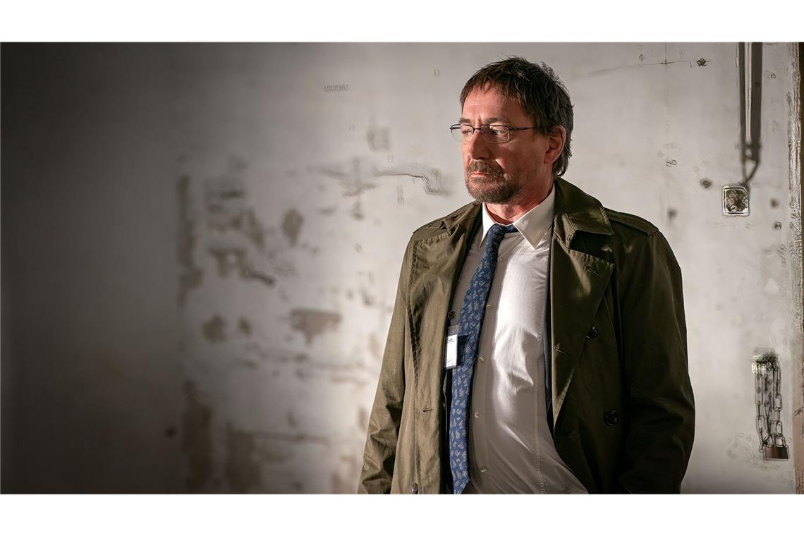 Die Welt ist kaputt – So düster wird es bei „Tu es!“ Welche Rolle spielt Jan Jürgens (Thomas Merten) von der Staatsanwaltschaft Schwerin, der plötzlich in Rostock bei der Kripo auftaucht? Was will er bei Kripochef Röder?