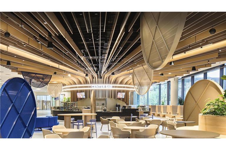 Welches Kaffeehaus kann da noch mithalten? Das „Working Café“ im Beiersdorf Campus, gestaltet von der Stuttgarter Ippolito Fleitz Group, sicherte sich einen 2. Preis bei den „Best Workspaces“.