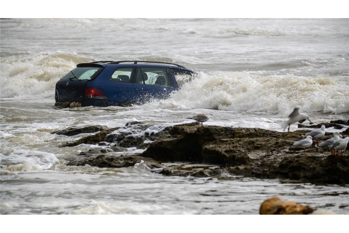 Wellen prallen gegen ein Fahrzeug, das nach einer Sturzflut in der Nähe des Wye River.